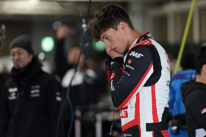 Oliver Bearman en el paddock, en espera de su turno de pruebas.