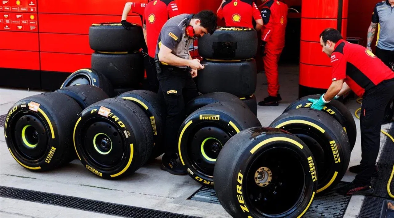 Neumáticos Pirelli listos para ser utilizados por el equipo Ferrari en 2024.