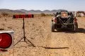 Vista trasera de un coche del Rally Dakar con un cronómetro marcando el tiempo.