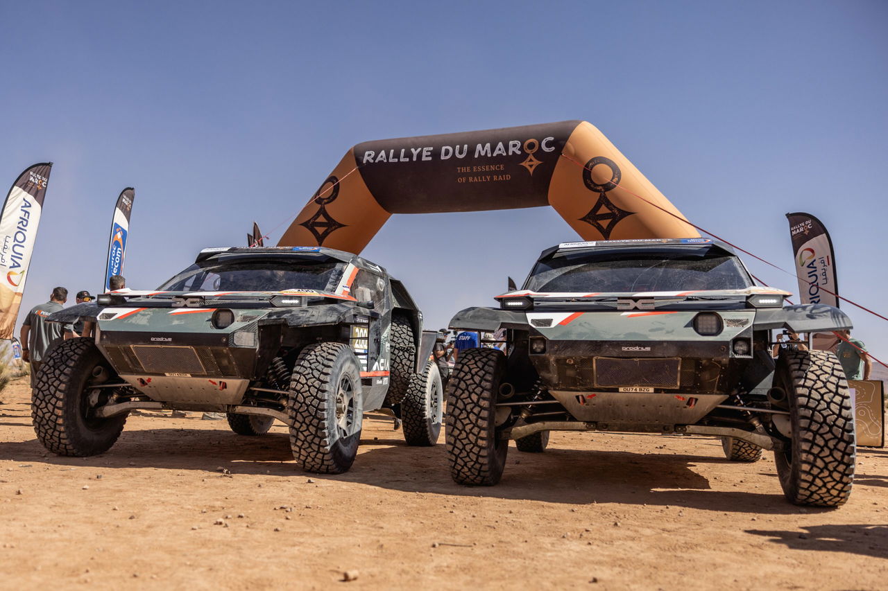 Imagen de coches preparados para el Rally Dakar, listos para competir en el WRC.