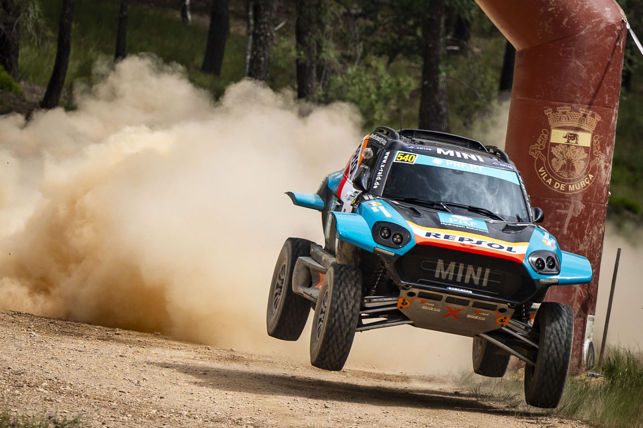 El MINI compitiendo en el Rally Dakar, mostrando su aerodinámica y suspensión.