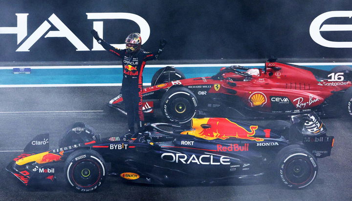 Victoria emocionante en el Gran Premio de Abu Dhabi mostrando a Verstappen en primer plano.