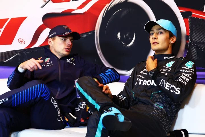 Verstappen y Russell discuten, reflejando la tensión actual en la Fórmula 1.