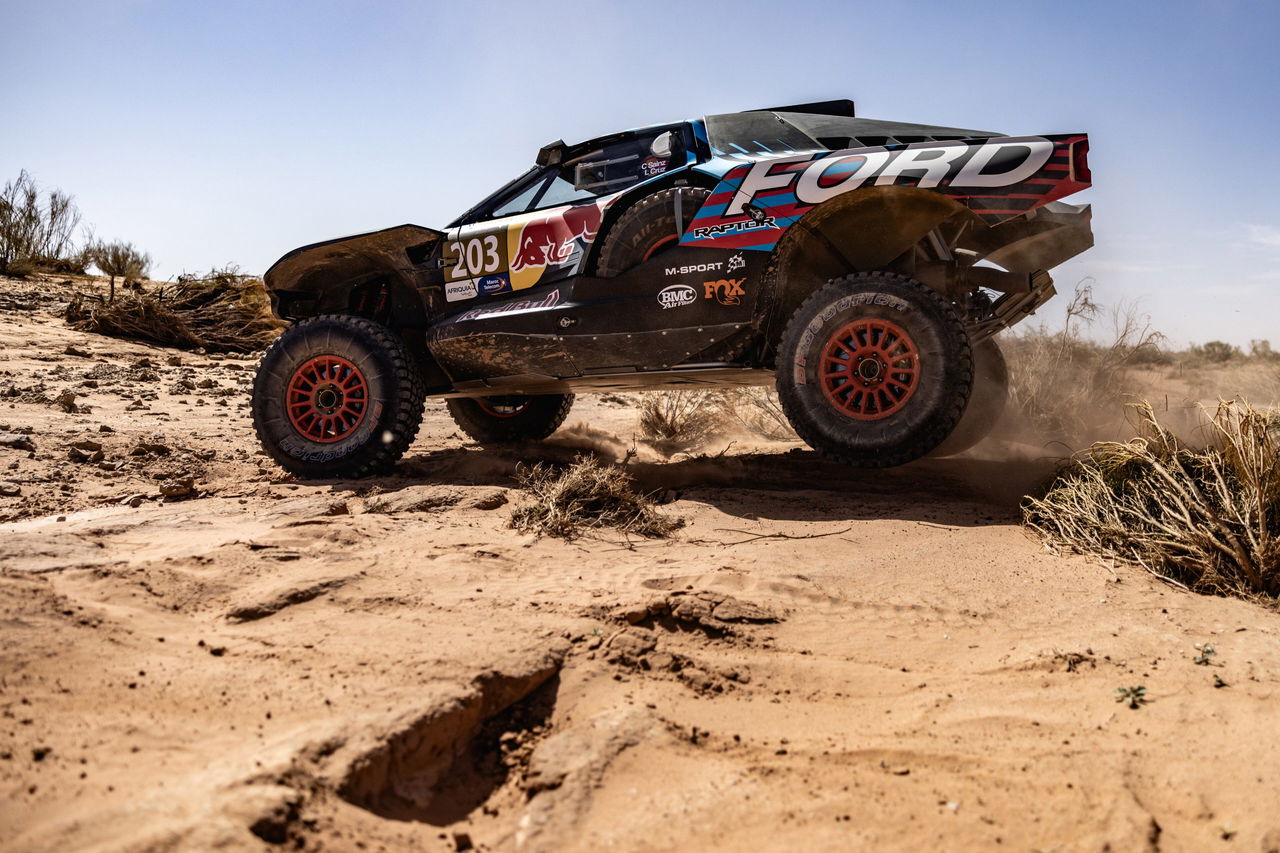 El vehículo de competición Ford del Rally Dakar muestra su imponente diseño en plena acción. 