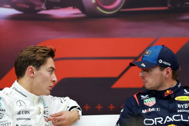 George Russell y Max Verstappen discuten intensamente, elevando la tensión en la Fórmula 1.