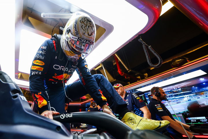 Max Verstappen realizando una apuesta en el pit stop.