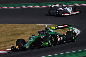 Sacha Fenestraz compite en el circuito de Suzuka al volante de un monoplaza de competición.