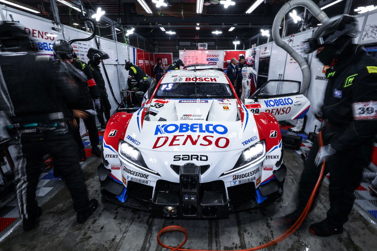 Toyota SARD en boxes, preparándose para la carrera