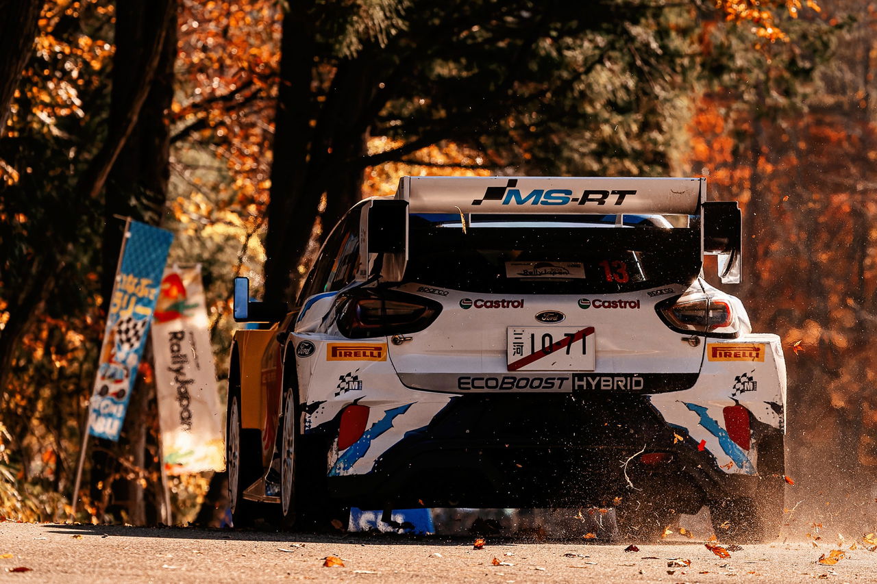 Coche de rally en acción, mostrando su imponente diseño y aerodinámica.