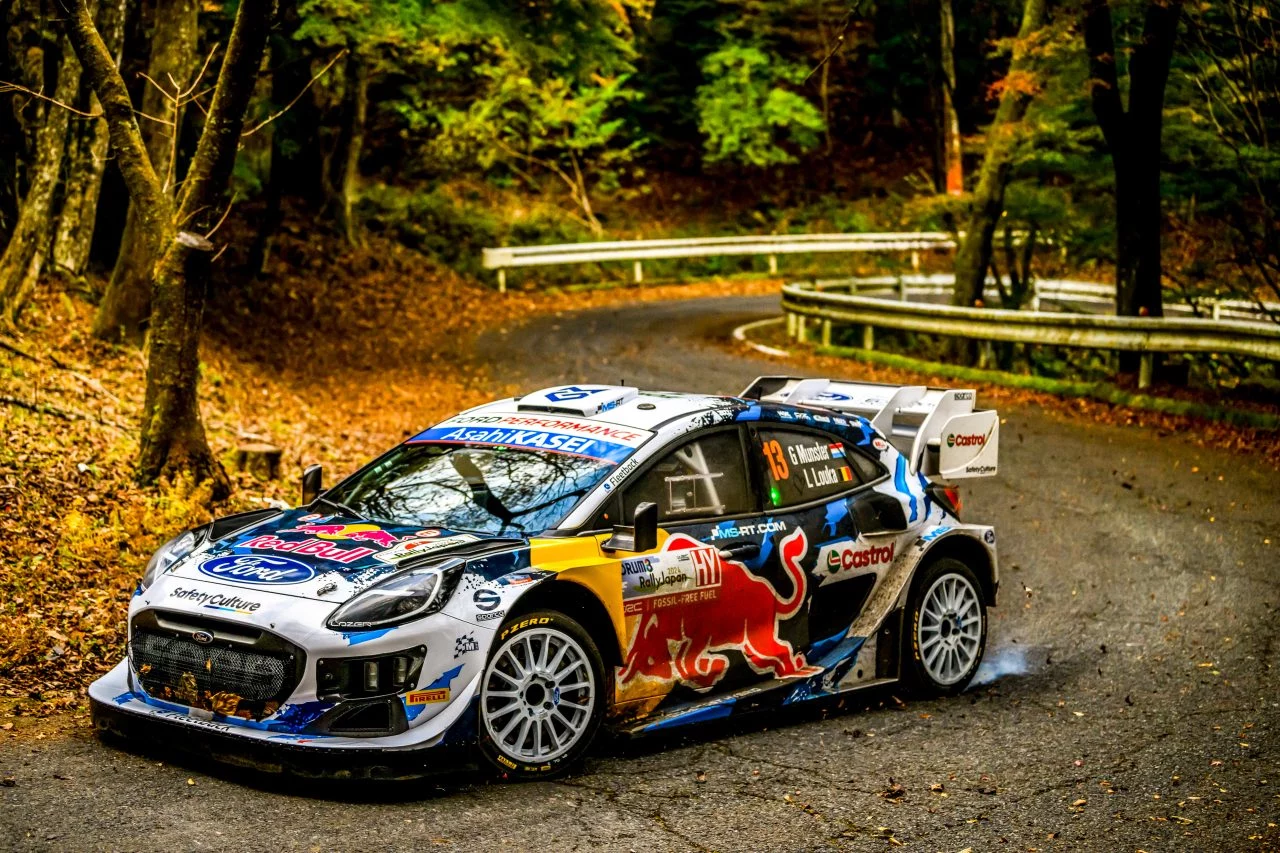 El coche de M-Sport en acción durante el WRC 2025 en Japón, mostrando su agresivo diseño.