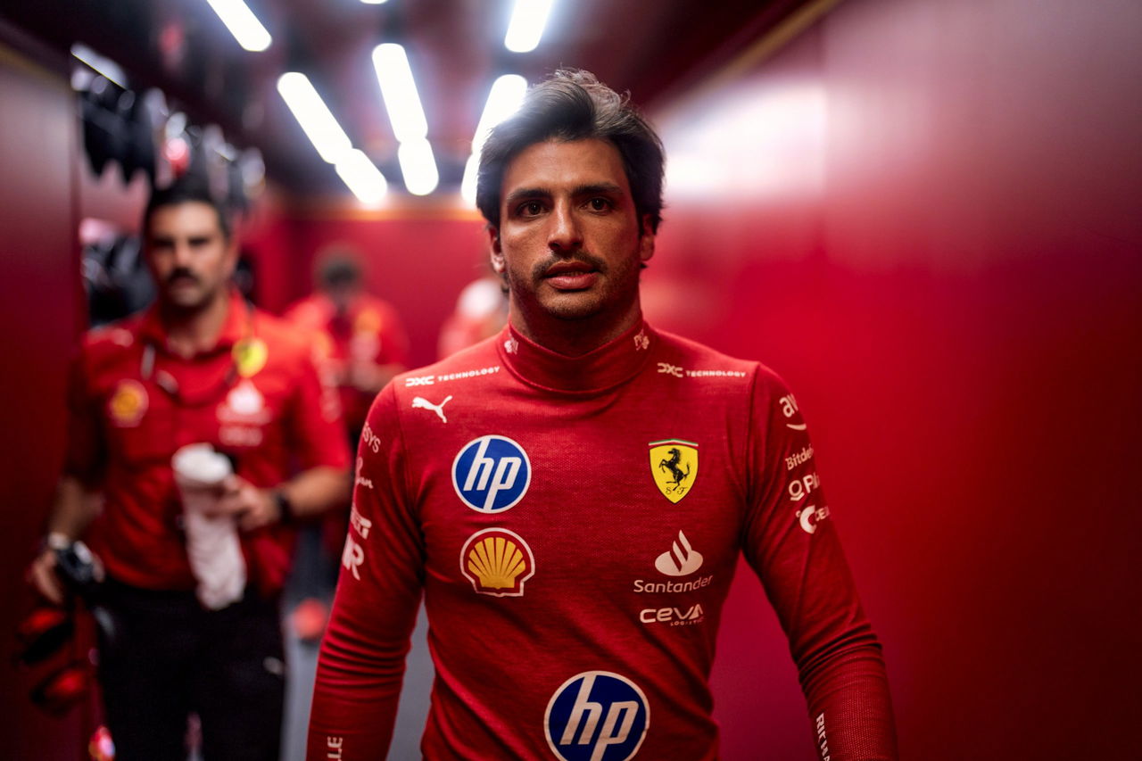 Carlos Sainz con el traje de Ferrari, listo para el gran premio.