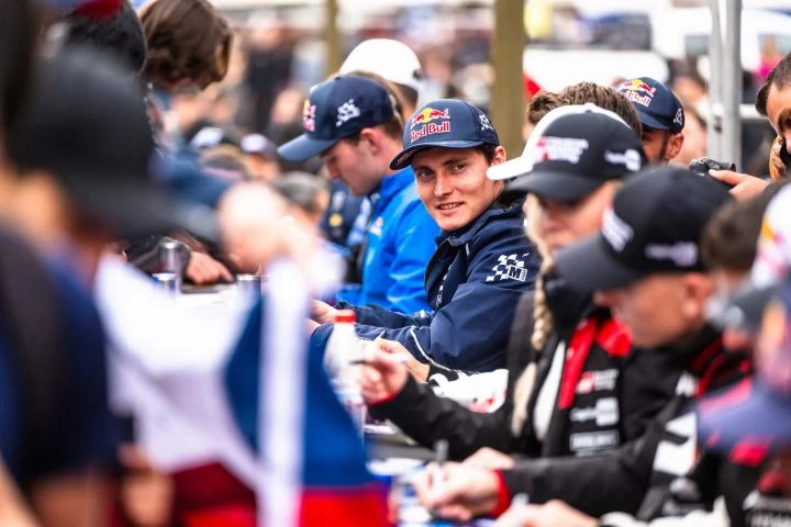 Adrien Fourmaux en evento de presentación de su fichaje por Hyundai. 