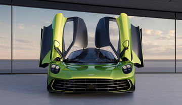 Aston Martin Valhalla con puertas tipo ala de gaviota y diseño aerodinámico impresionante.