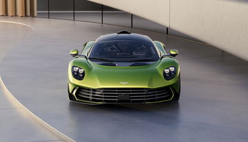 El Aston Martin Valhalla destaca por su diseño futurista y aerodinámico.