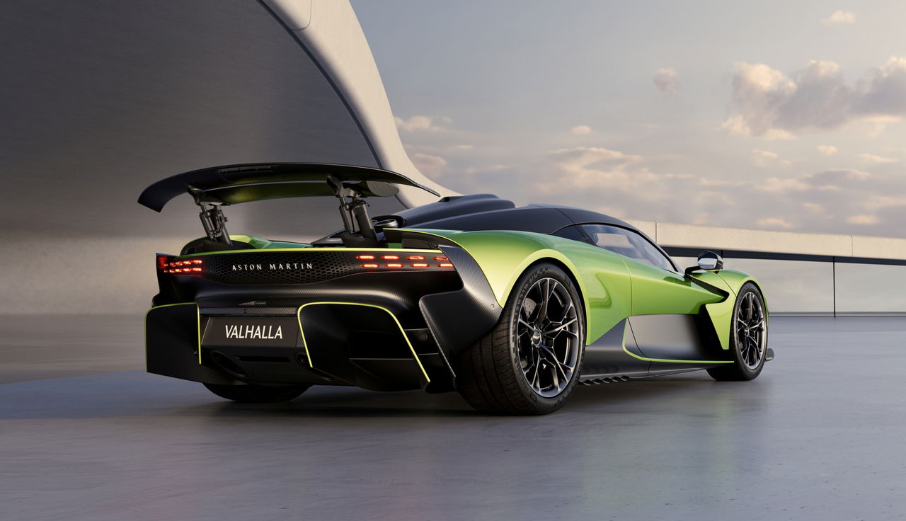 El Aston Martin Valhalla destaca por su diseño futurista y aerodinámico.