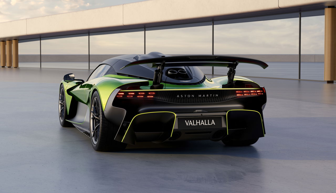 El Aston Martin Valhalla destaca por su diseño aerodinámico y agresivo.