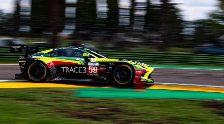 El Aston Martin Racing Vantage LMGT3 muestra un diseño aerodinámico ideal para resistencia.