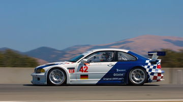 El BMW M3 GTR, ícono de la competición, destaca por su agresivo diseño y estética de carreras.