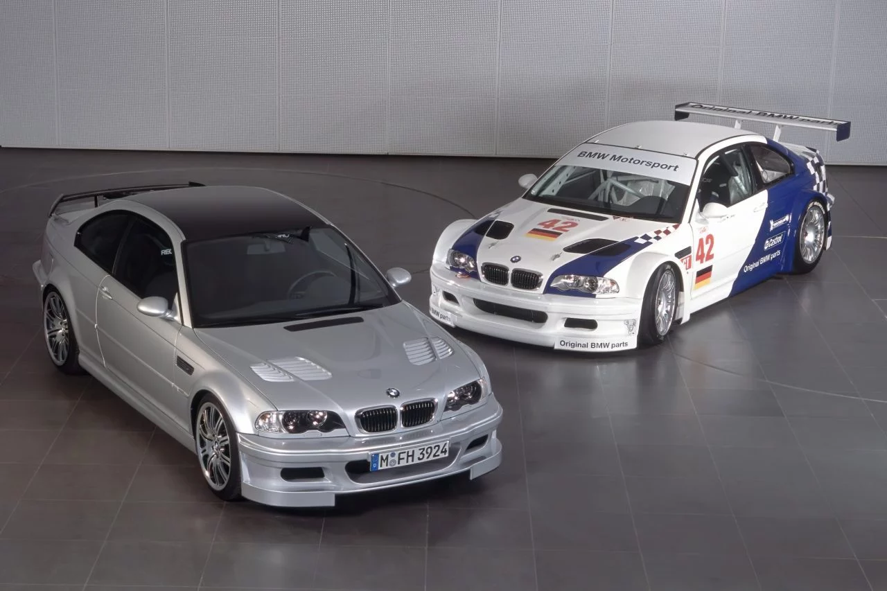 El BMW M3 GTR, un ícono de la carrera, destaca por su diseño agresivo y su gran legibilidad en pista.