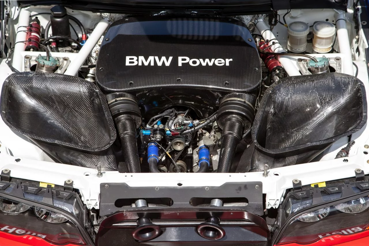 Vista del motor del BMW M3 GTR, símbolo de potencia y rendimiento.