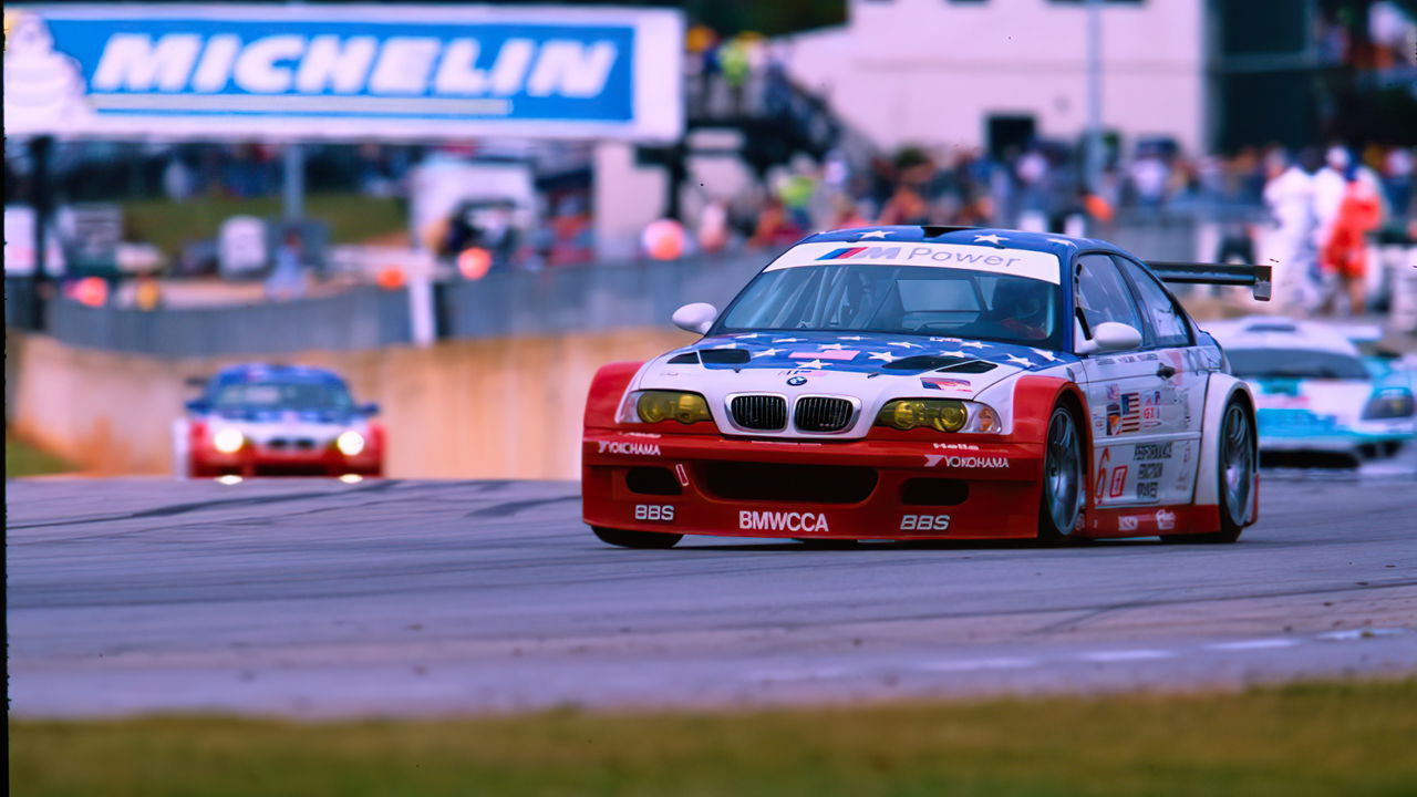 El BMW M3 GTR compite con una estética audaz y aerodinámica.