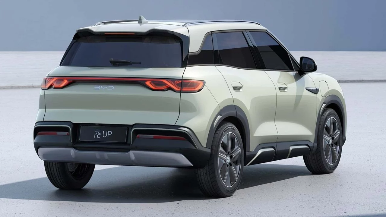 Vista trasera y lateral del nuevo SUV de BYD, destacando su diseño moderno y aerodinámico.