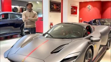 Carlos Sainz presenta su nuevo Ferrari Daytona en un elegante showroom.