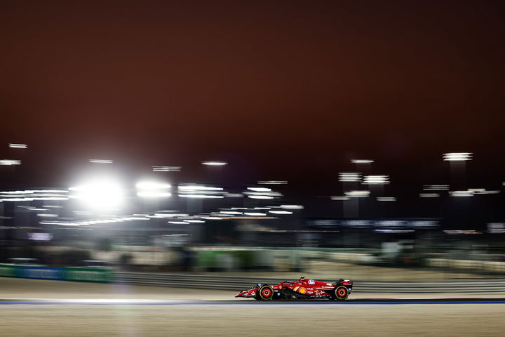 Carlos Sainz compitiendo en el GP de Qatar 2024 al volante de su Ferrari