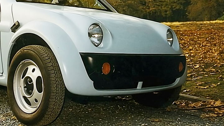 Este Citroën 2CV fabricado por Chrysler destaca por su diseño único en plástico.