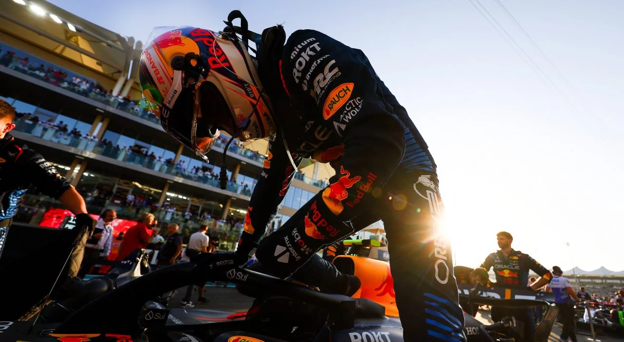 Checo Pérez se prepara para la carrera en su Red Bull Racing, reflejando la emoción del día.