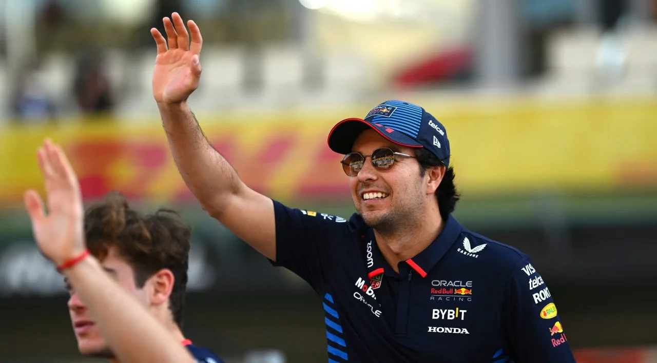 Checo Pérez en evento de Red Bull Racing, despidiéndose como piloto.