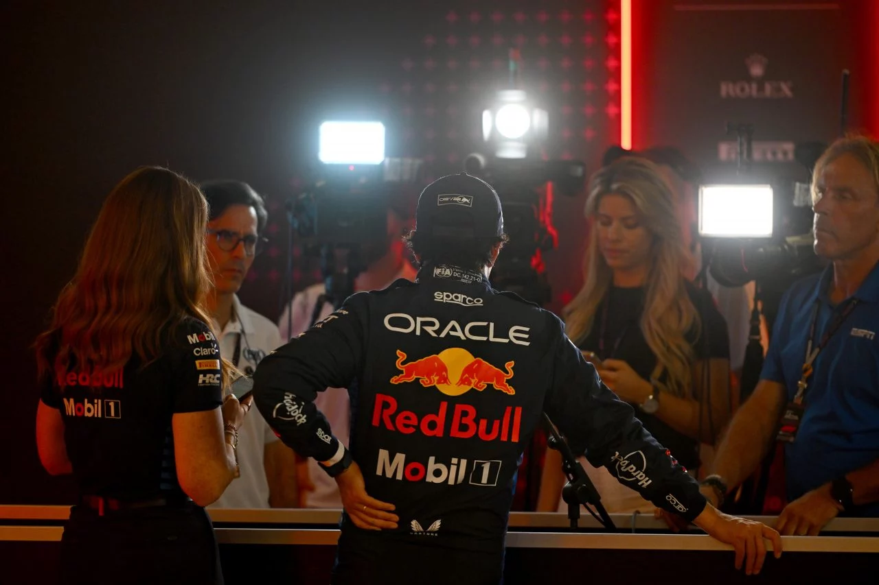 Checo Pérez en el paddock de Red Bull Racing, momentos previos a su salida.