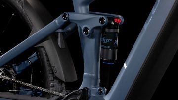 Detalle del sistema de suspensión de la ebike Cube, ideal para terrenos irregulares.