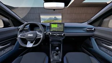 Vista del interior del Dacia Duster, con tecnología moderna y acabados funcionales.