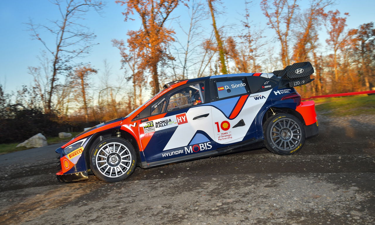 Dani Sordo despliega su habilidad al volante del Hyundai en el WRC.