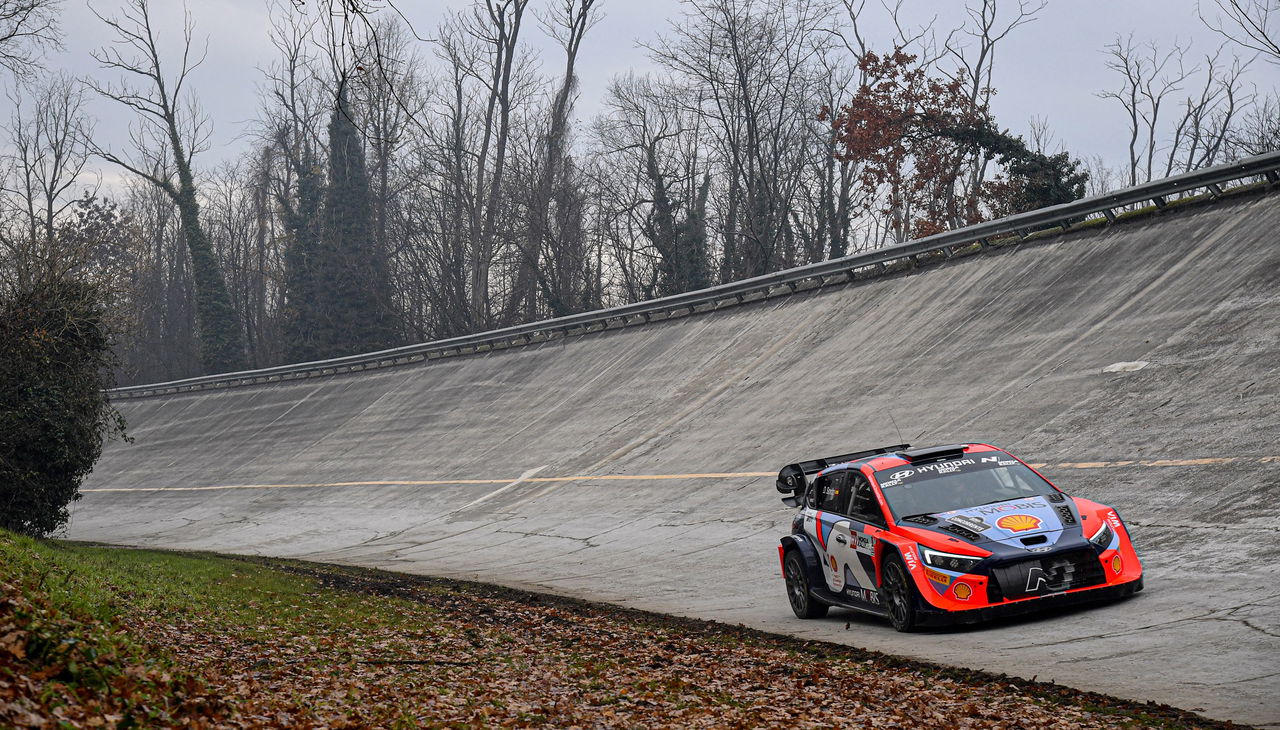 Dani Sordo a los mandos del Hyundai, mostrando destreza en el circuito.