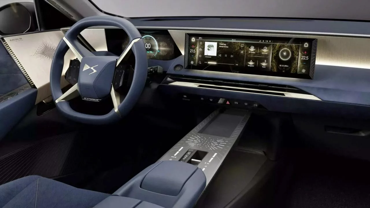 Vista del interior del DS Nº8, destacando su diseño futurista y tecnología avanzada.