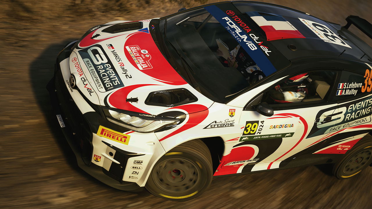 Captura del coche del videojuego EA Sports WRC mostrando su diseño agresivo.