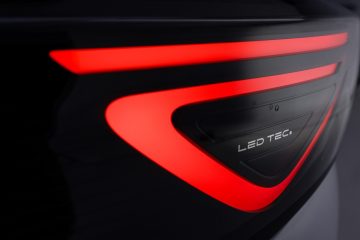 Detalle del diseño de luces traseras LED del SUV Ebro S700.