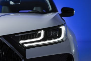 Detalles de los faros del nuevo SUV Ebro S700, destacando su diseño moderno y tecnología LED.