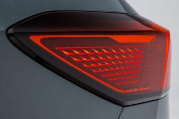 Detalle de la óptica trasera del SUV español, con diseño moderno y tecnología LED.