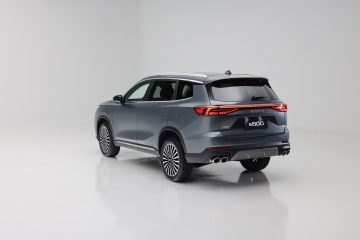 Vista trasera y lateral del Ebro S800, un SUV con diseño moderno y práctico.