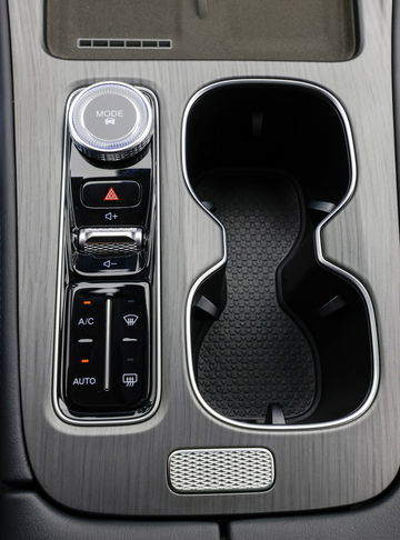 Vista del panel central con controles y portavasos del SUV Ebro S800 Luxury.