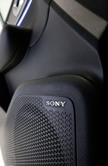 Detalle del sistema de audio Sony en el SUV Ebro S800 Luxury.