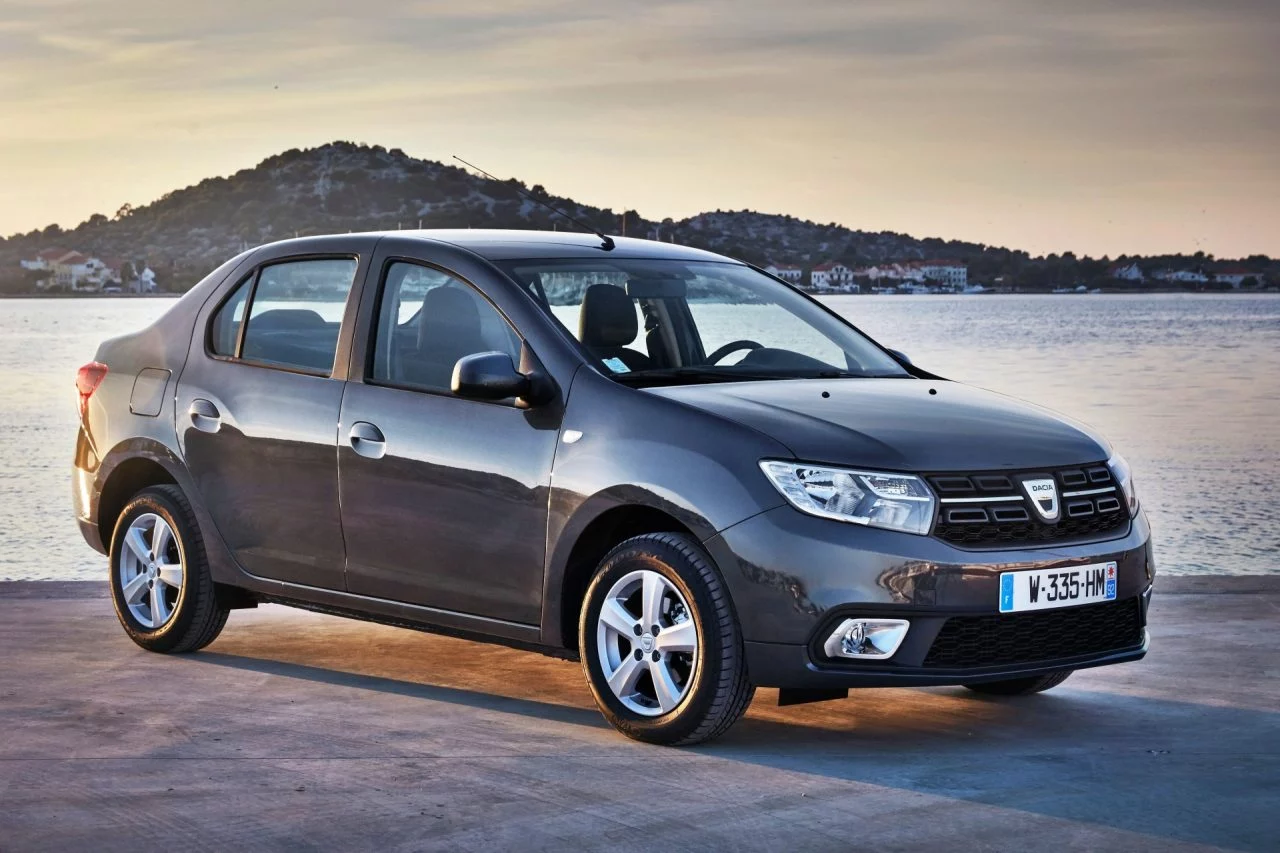 El Dacia Longa presenta un diseño sobrio y funcional, ideal para el uso diario.