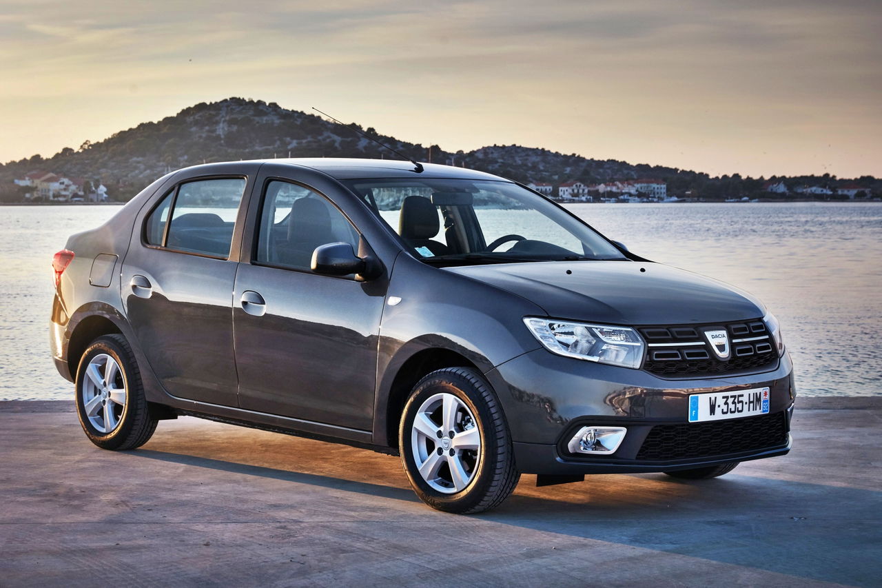 El Dacia Longa presenta un diseño sobrio y funcional, ideal para el uso diario.