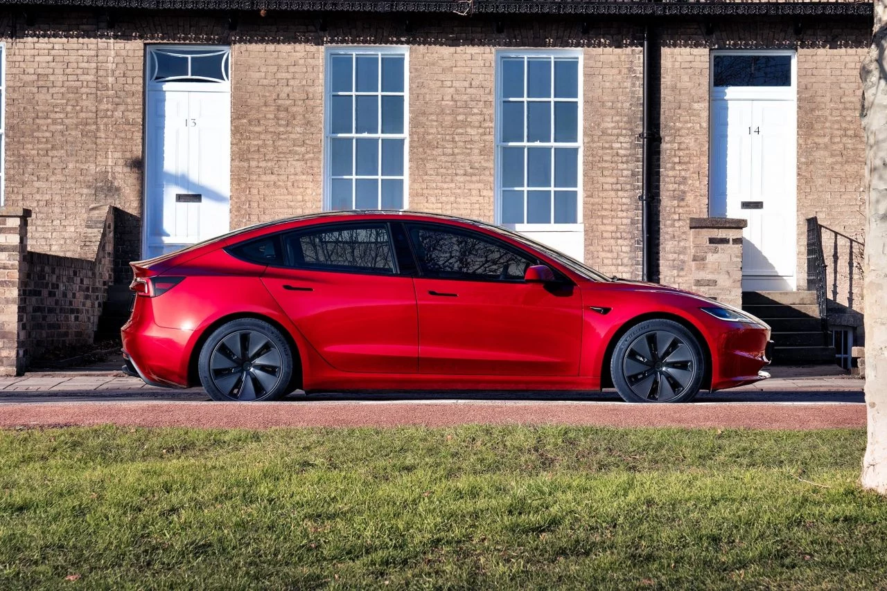 Vista lateral del Tesla Model 3, un eléctrico con diseño aerodinámico.