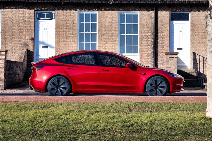 Vista lateral del Tesla Model 3, un eléctrico con diseño aerodinámico.