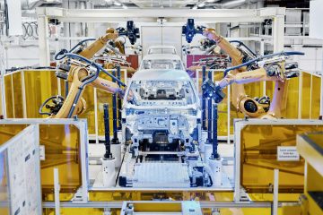 Vista del proceso de ensamblaje en la fábrica de Volkswagen, mostrando la tecnología automatizada.