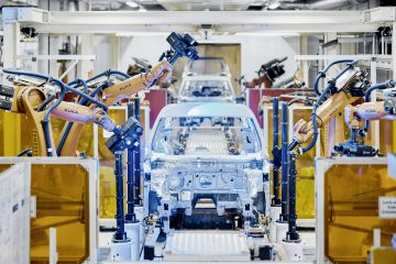 Vista de la línea de producción en Volkswagen, mostrando robots en acción.